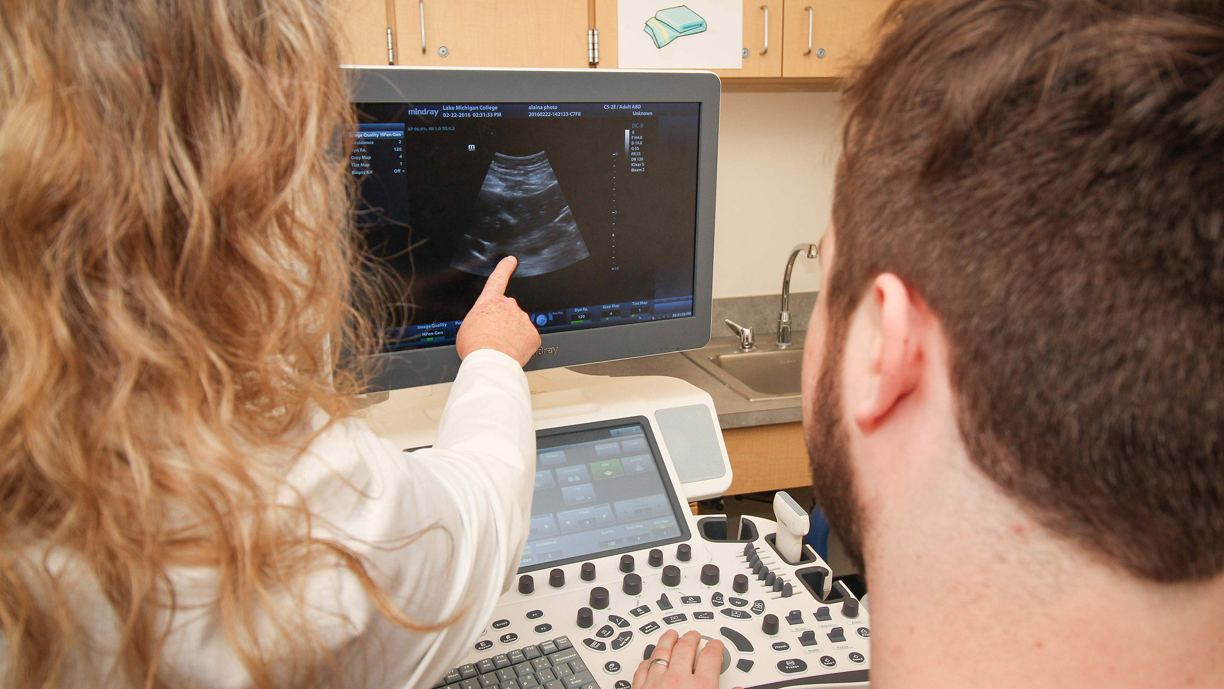 Student and instructor examing an ultrasound read out.