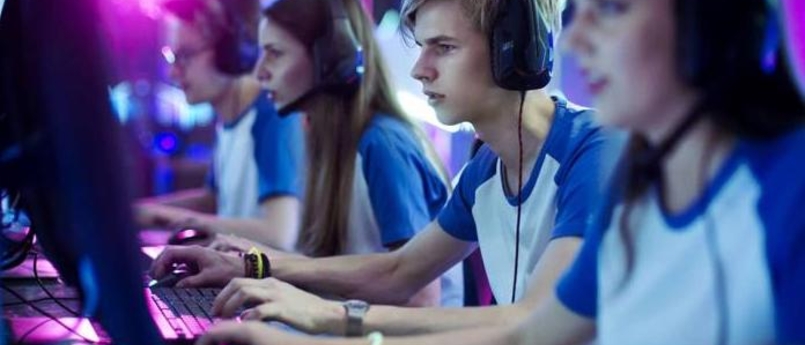 STUDENTS PLAYING ESPORTS GAMES