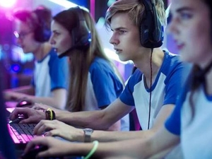 STUDENTS PLAYING ESPORTS GAMES